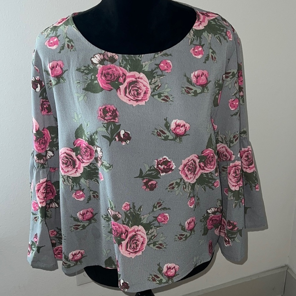 Justify rose floral print gray top 3/4 flutter sleeves round collar Sz XL